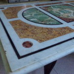 Tavolo in marmo intarsiato