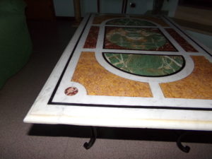 Tavolo in marmo intarsiato