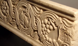 Frammento decorativo marmo antico con bassorilievo in stile bizantino