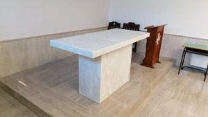 Altare in marmo bianco