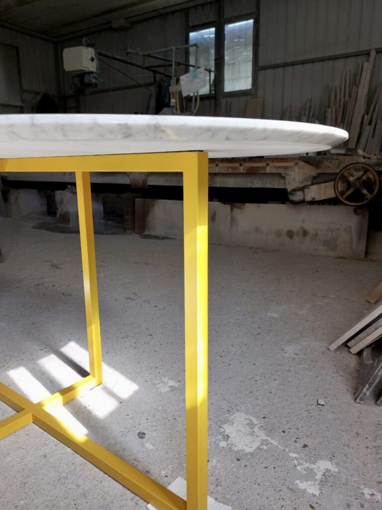 Tavolo in marmo bianco e base in ferro giallo