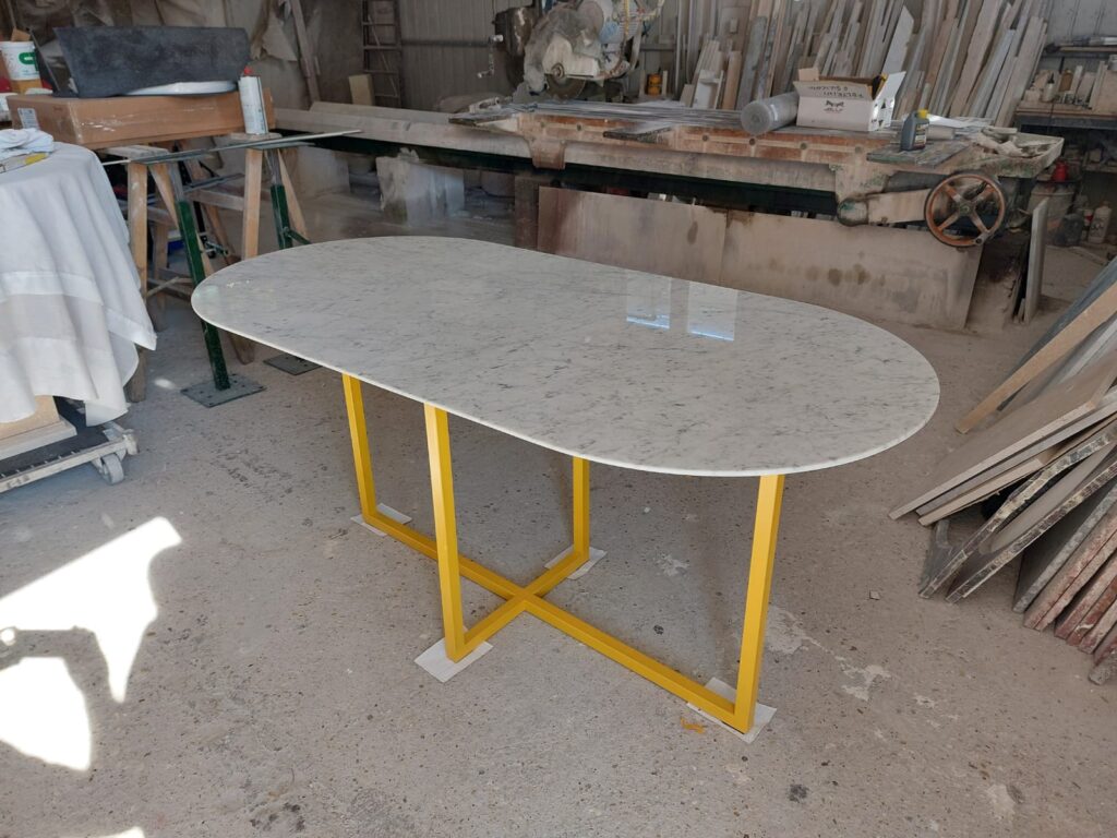 Tavolo in marmo bianco e base in ferro giallo